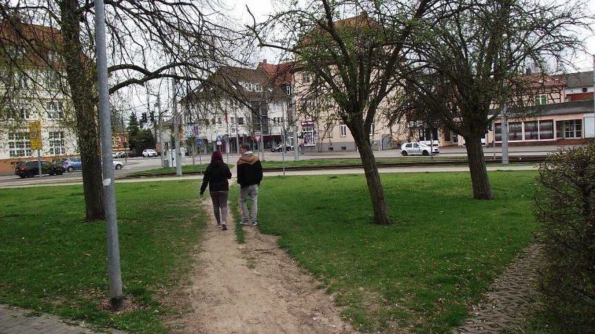 Bild: Gestern war es noch ein unansehnlicher Trampelpfad quer &uuml;ber eine gr&uuml;ne Anlage.