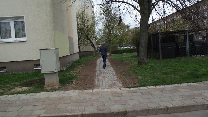 Bild: Morgen schon k&ouml;nnten die B&uuml;rgersteige, wie hier in der Hardenbergstra&szlig;e geschehen, verbunden sein.
