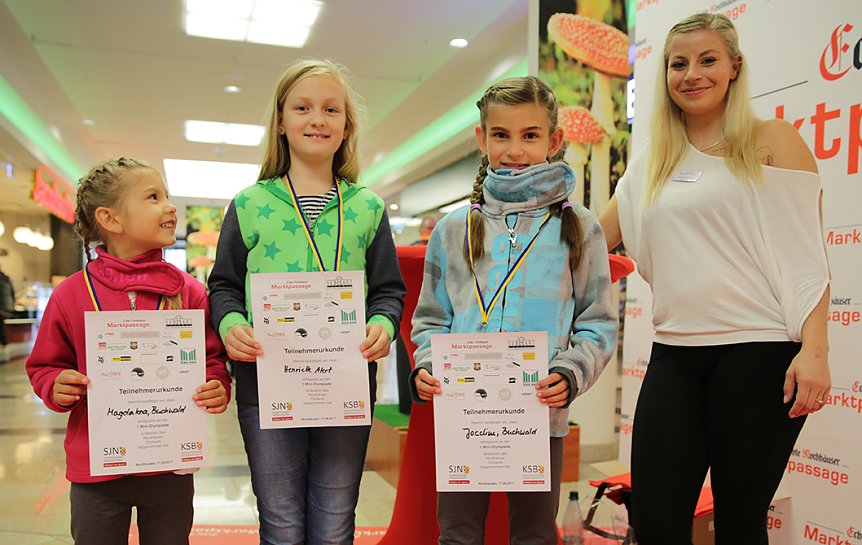Bild: Gl&uuml;ckliche Kinder mit ihren Medaillen und Urkunden nach erfolgreichem Besuch der Miniolympiade am vergangenem verkaufsoffenen Sonntag.
