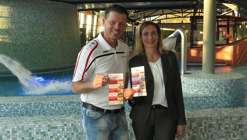 Bild: Sandra Hoyer und Jens Eisenschmidt mit den Info-Flyern