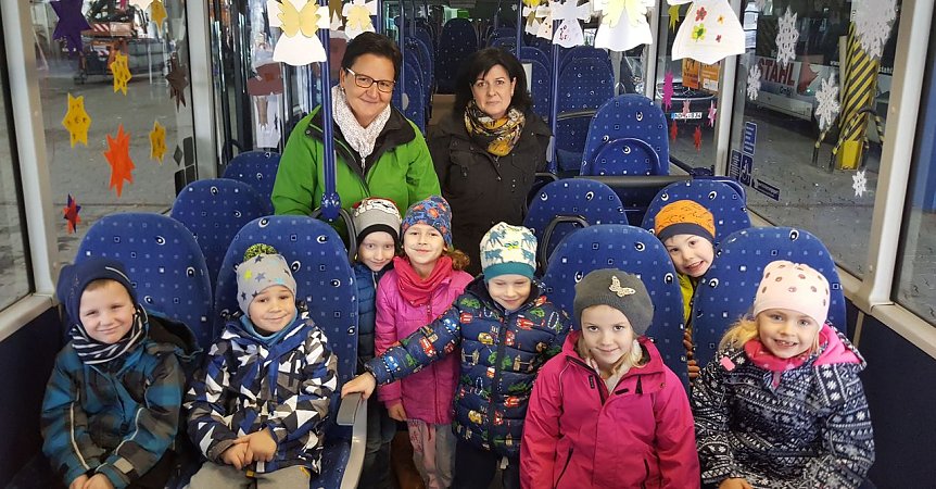 Bild: Das "M&auml;rchenhaus" hat auch einen Bus geschm&uuml;ckt