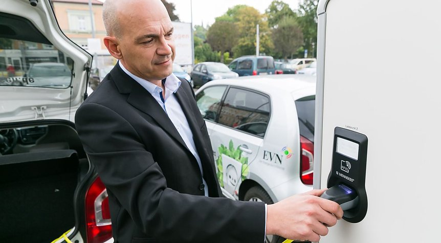 Bild: Torsten M&uuml;ller von der EVN zeigt es an einer der vier neuen Lades&auml;ulen: einfacher geht�s nicht: Ladekarte vor den Sensor der E-Lades&auml;ule halten, Ladestecker rein und E-Fahrzeug laden.