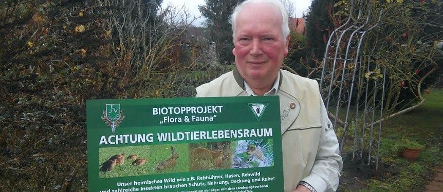 Bild: Dem weiteren Artensterben will Hartmuth Bauer durch aktiven Naturschutz Einhalt gebieten. Als Weidmann sieht er sich in der Pflicht, durch vielseitige Ma&szlig;nahmen neue Lebensr&auml;ume f&uuml;r Insekten und V&ouml;gel zu schaffen.