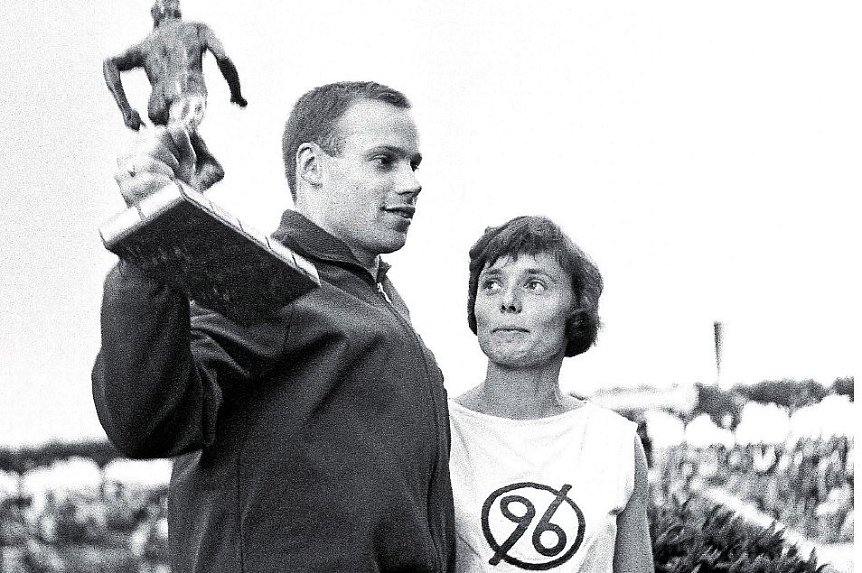 Bild: Erika Fisch &uuml;berreicht 1965 den Rudolf-Harbig-Ged&auml;chtnispreis an Manfred Kinder, im Jahr davor hatte sie ihn selbst erhalten.