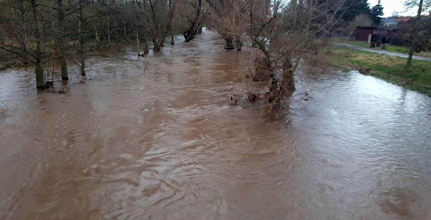 Bild: Die Zorge am Nachmittag an der immer noch gesperrten Br&uuml;cke in Bielen