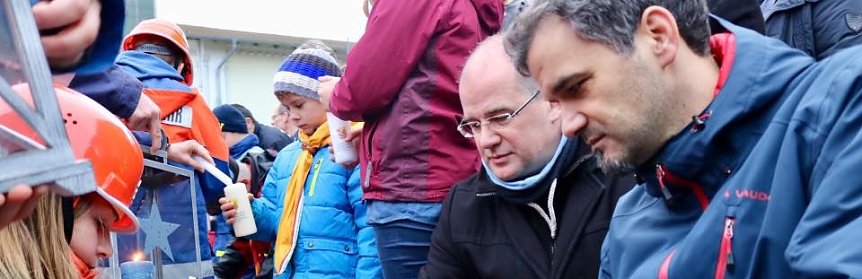 Bild: Matthias Jendricke mit Kai Buchmann beim Verteilen des Friedenslichts