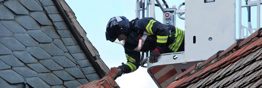 Bild: Lose Steine werden beseitigt