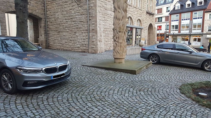 Bild: Parken, wo es gef&auml;llt. Ordnungsamt? Fehlanzeige!