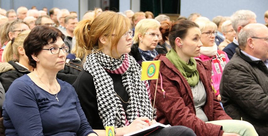 Bild: Rund 250 Zuh&ouml;rer waren in die S&uuml;dharzhalle gekommen.