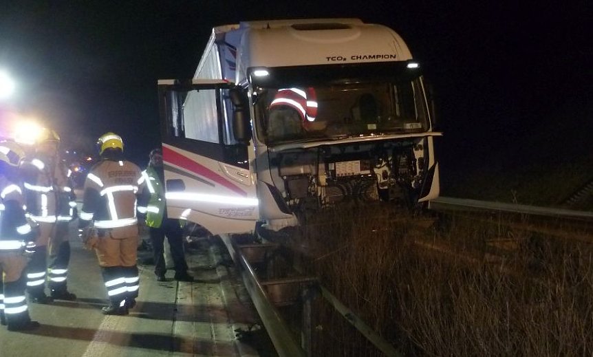 Bild: Brummi in der Leitplanke