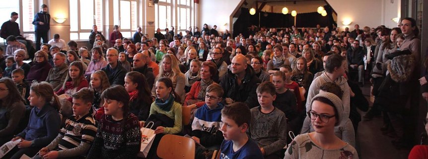 Bild: Blick in die voll besetzte Aula des Herder-Gymnasiums zur Begr&uuml;&szlig;ung am Tag der offenen T&uuml;r