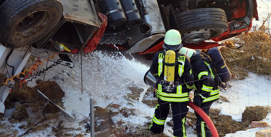 Bild: Unfall auf der A38 - Schwerstarbeit f&uuml;r die Kameraden