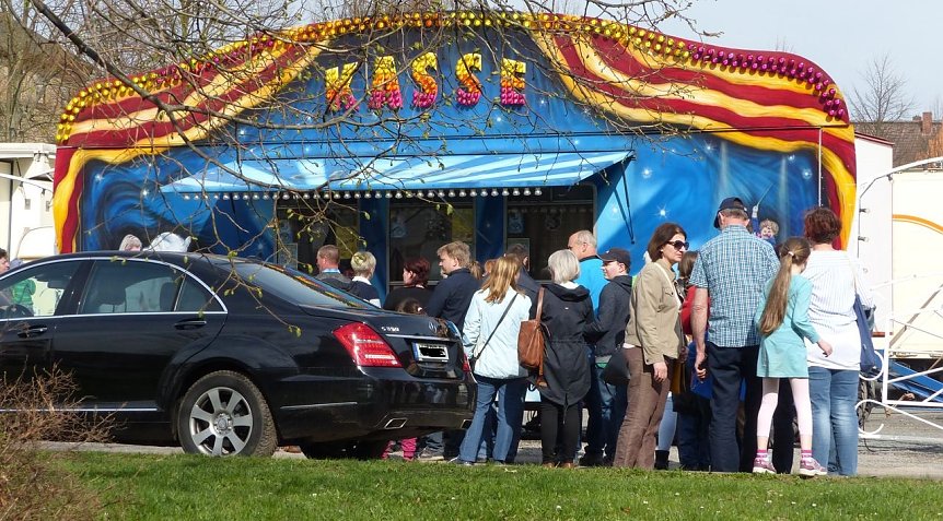 Bild: Anstehen nach Zirkuskarten