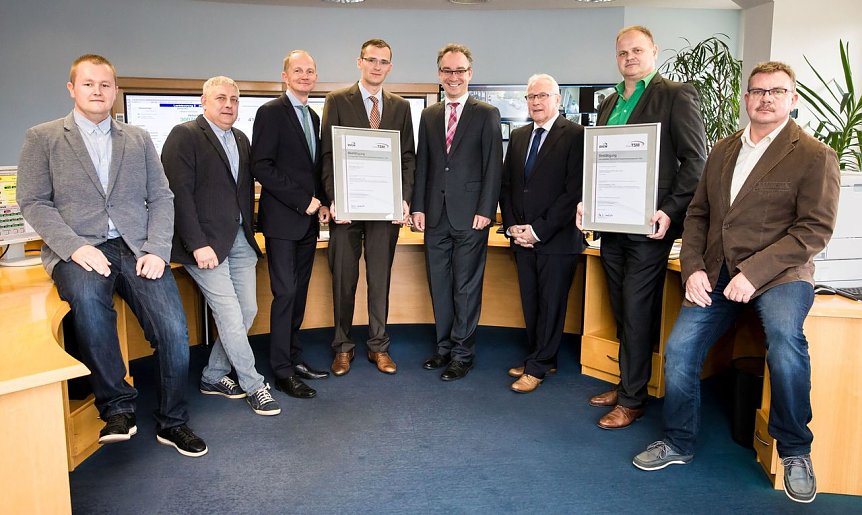 Bild: &Uuml;bergabe der TSM-Zertifikate an EVN und Nordhausen Netz GmbH in der Netzleitstelle der EVN. Von links: Norman Apel (EVN), Thomas G&ouml;ppel (Nordhausen Netz), Mario Laufer (EVN),  Jens Germer (Nordhausen Netz), Dr. Florian G. Rei&szlig;mann (DVGW Landesgruppe Mitteldeutschland), Rolf G&ouml;ppel (EVN), Joachim  K&uuml;lbel (EVN) und Gerd Salzmer (Nordhausen Netz)