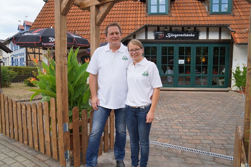 Bild: Matthias Ehrhold und Theresa Kirchner haben am Samstag in Ellrich die B&uuml;rgersch&auml;nke er&ouml;ffnet.