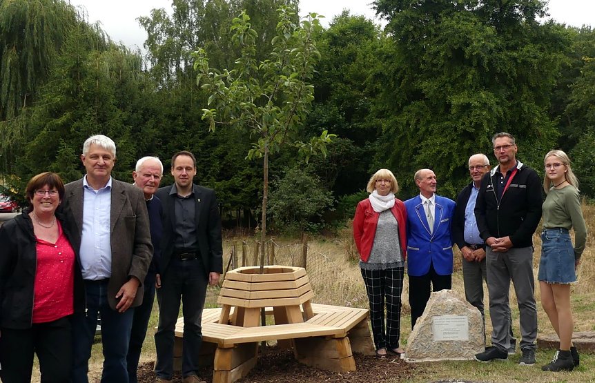 Bild: Lutherbank in W&uuml;lfingerode &uuml;bergeben