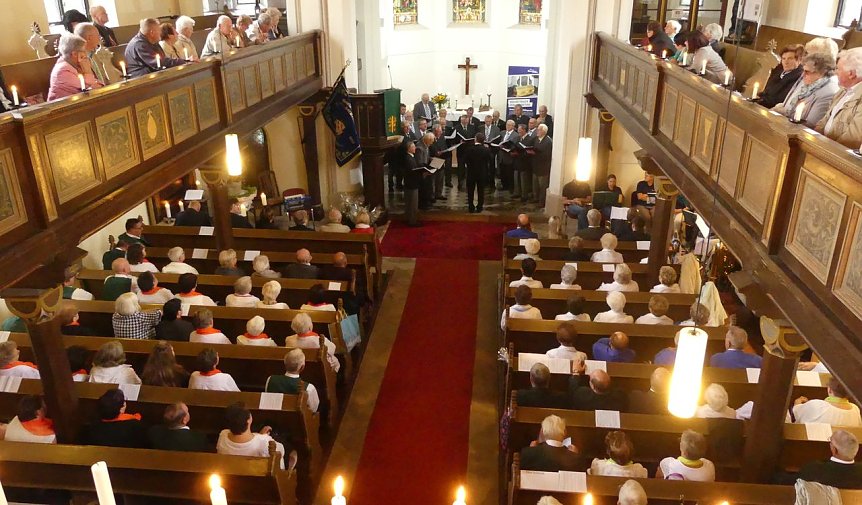 Bild: Lutherbank in W&uuml;lfingerode &uuml;bergeben