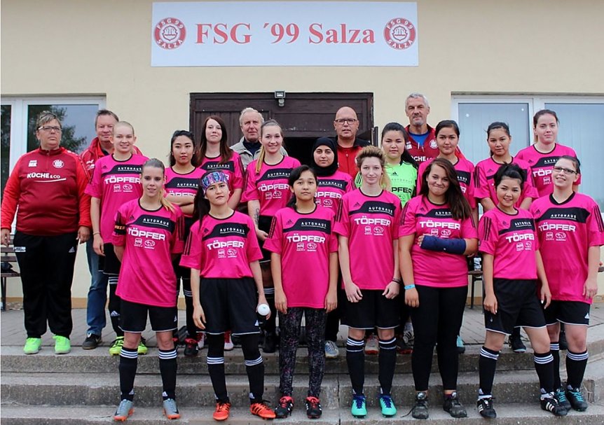 Bild: Gleich 23 M&auml;dchen und Frauen im Alter von 14 bis 25 Jahre haben sich dem Salzaer Traditionsverein angeschlossen