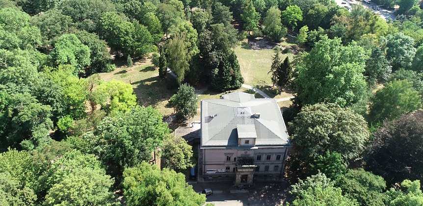 Bild: Park und Villa von oben