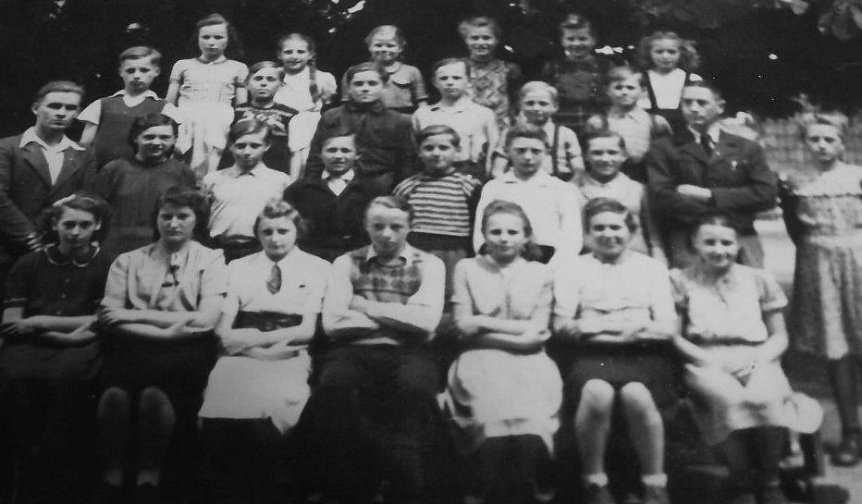 Bild: Die Aufnahme der Klasse entstand 1950. Links au&szlig;en Lehrer Gerhard Stolz. Ganz rechts Alice Mohrich, neben ihr Schulleiter Otto Lerp.