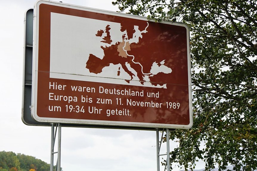 Bild: Tafel an der Landesgrenze zwischen Niedersachsen und Th&uuml;ringen.