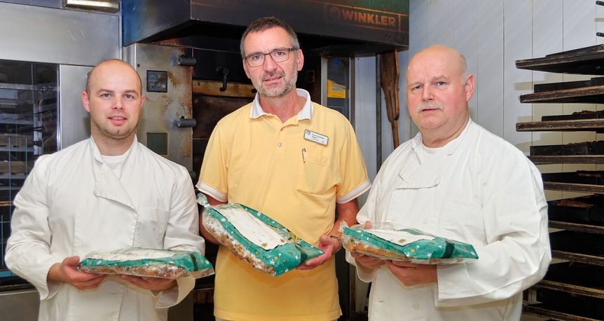 Bild: Von links: Christian K&ouml;nig, Hans-Christoph Wisch (Hospizleiter), Ulrich K&ouml;nig pr&auml;sentieren in der Backstube die Stollen