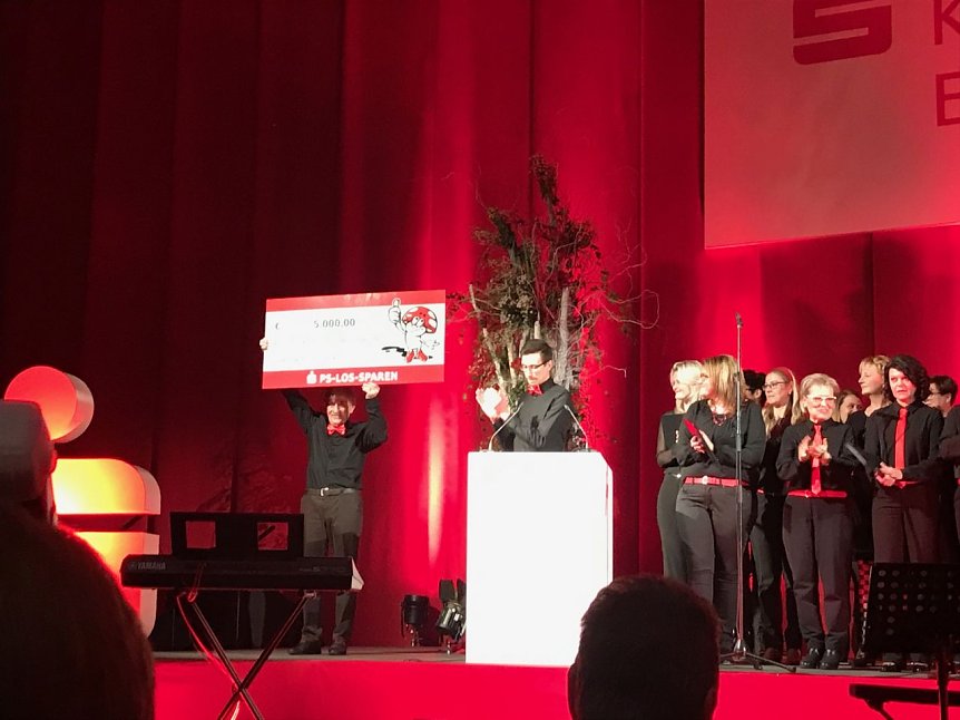 Bild: Spende &uuml;bergeben