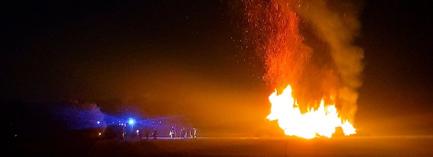 Bild: Vorzeitig wurde das G&ouml;rsbacher Osterfeuer angez&uuml;ndet.