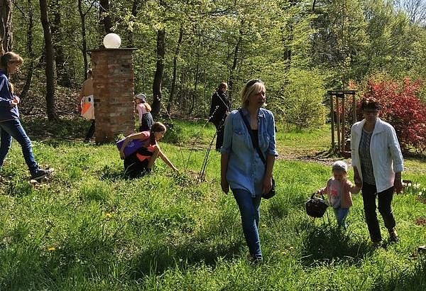 Bild: Ostereiersuche im Ahornpark