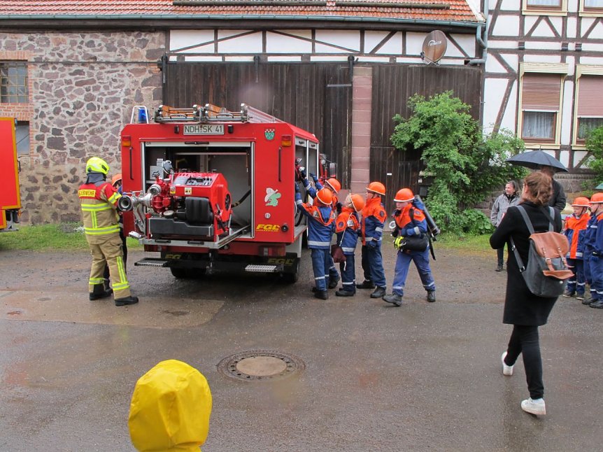 Bild: Die Jugendfeuerwehr zeigte den G&auml;sten, was sie schon gelernt hat. 
