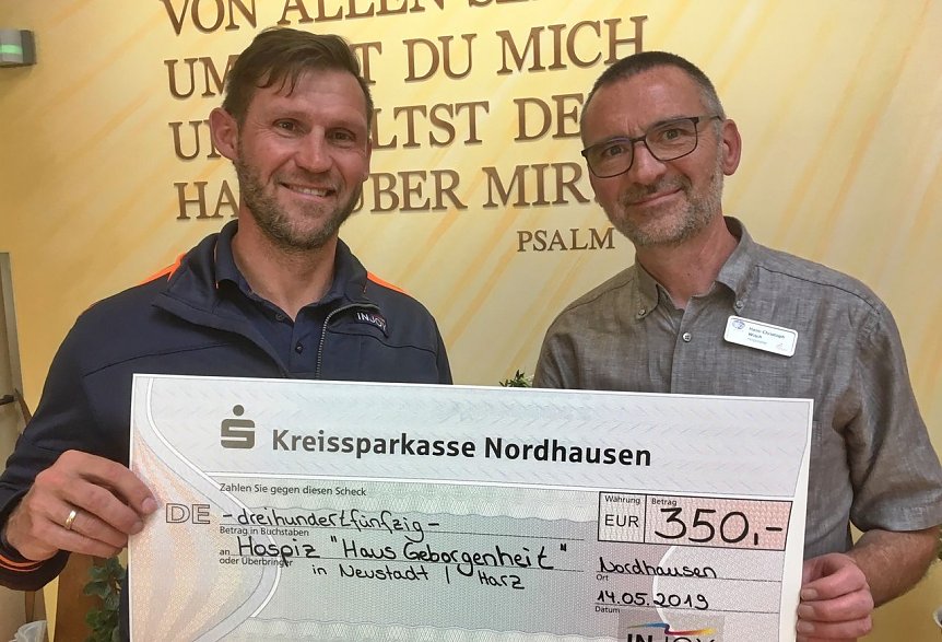 Bild: Spendenscheck &uuml;bergeben