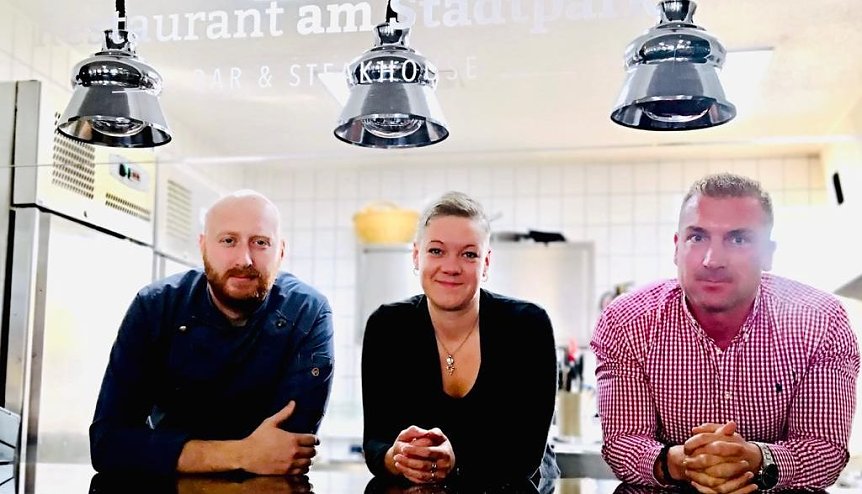 Bild: Benjamin Schmidt, Sabrina Schmidt und Ronny Schmidt an der Live-Cooking Theke des Restaurant am Stadtpark.