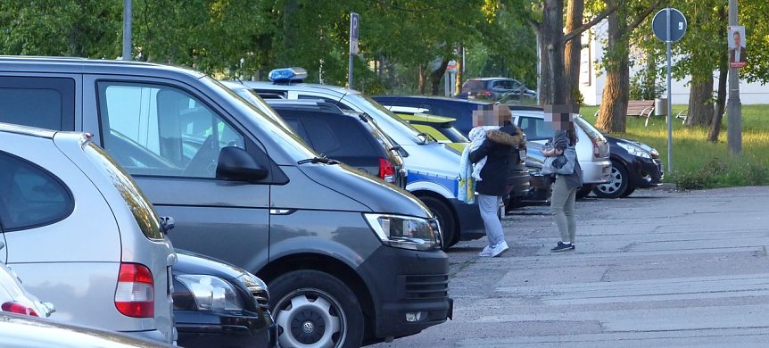 Bild: Frau und Kind werden in Sicherheit gebracht