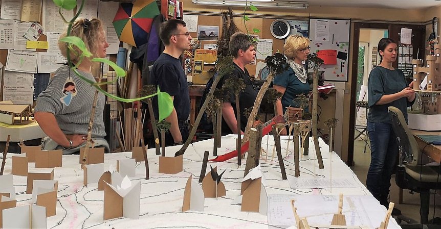 Bild: Die Mitglieder der Arbeitsgruppe machten sich in Einsiedel ein Bild davon, wie der Hexenspielplatz aussehen k&ouml;nnte.