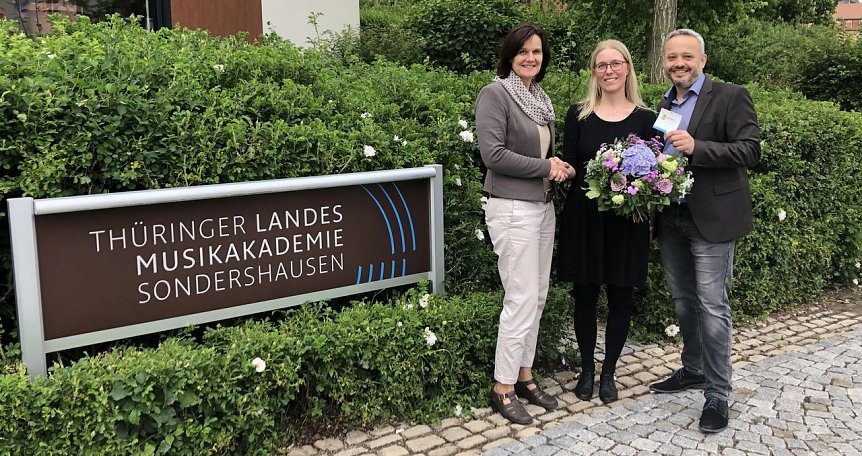 Bild: 100. Mitglied begr&uuml;&szlig;t