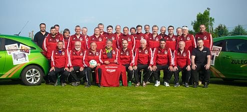 Bild: Trainingsanz&uuml;ge &uuml;bergeben