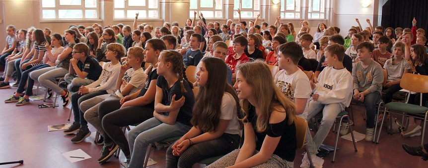 Bild: Aufmerksamkeit und Neugierde stand dem jungen Publikum w&auml;hrend der inszenierten Lesung im Gesicht geschrieben
