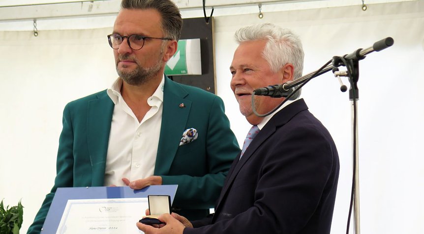 Bild: Koch &uuml;berreicht Otto die Europamedaille