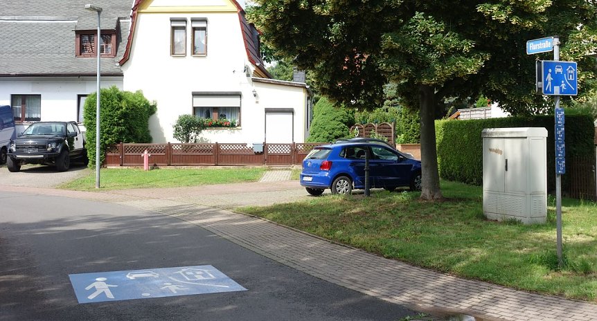 Bild: Stra&szlig;enmarkierung soll Kraftfahrer bremsen