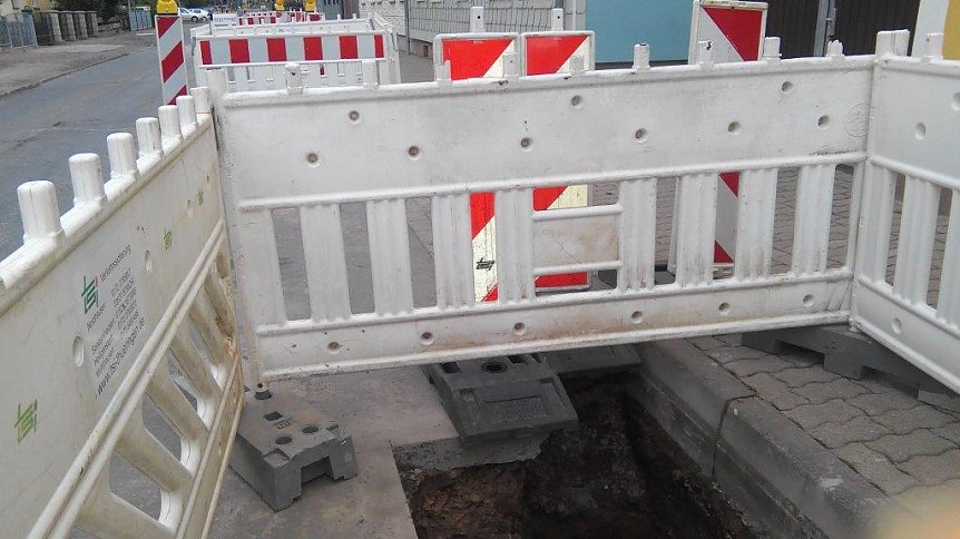 Bild: Eingebaut wurden vier Sickersch&auml;chte und Stra&szlig;eneinl&auml;ufen. Jetzt kann sich kein Wasser mehr bei starken Regenf&auml;llen anstauen.