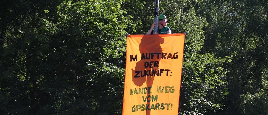 Bild: Aktivisten von Robin Wood waren auf die Laternen geklettert und entrollten Banner.