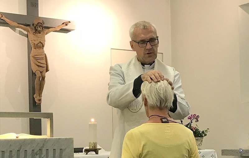 Bild: Auflegung des Skapuliers und Segnung