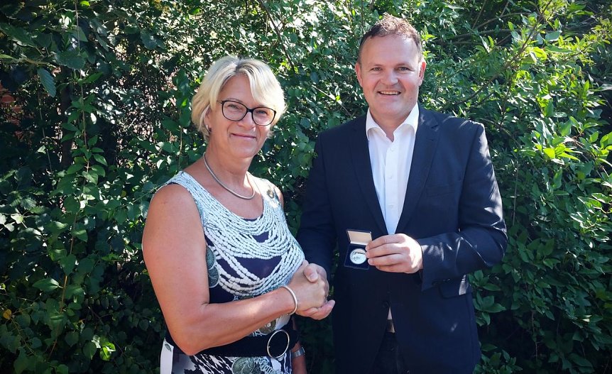 Bild: Ehrenmedaille &uuml;bergeben