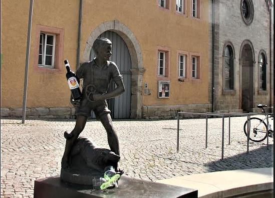 Bild: Weinfest an der ev. Kirche