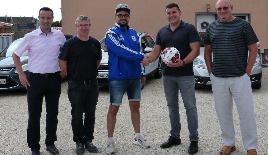 Bild: Die Vereinsvertreter um Abteilungsleiter Ren&eacute; Fullmann nahmen den Ball vor dem ersten Heimspiel von Firmen Inhaber A. Mejder mit Freude entgegen und bedankten sich recht herzlich. Inhaber Alexander Mejder w&uuml;nschte f&uuml;r die kommende Saison viel Erfolg