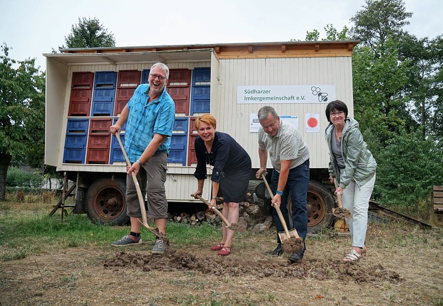 Bild: Spatenstich vorm Bienenwagen