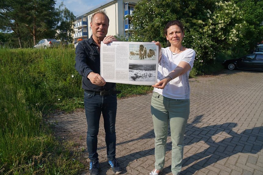 Bild: Tim Sch&auml;fer und Christina Zyrus an der Stelle, wo die neue Infotafel stehen soll. 