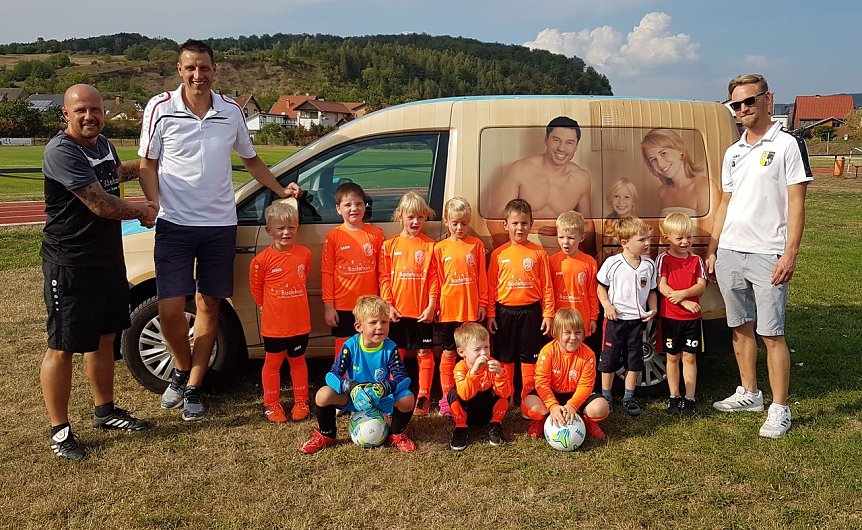 Bild: Trikots f&uuml;r die Fu&szlig;ballzwerge