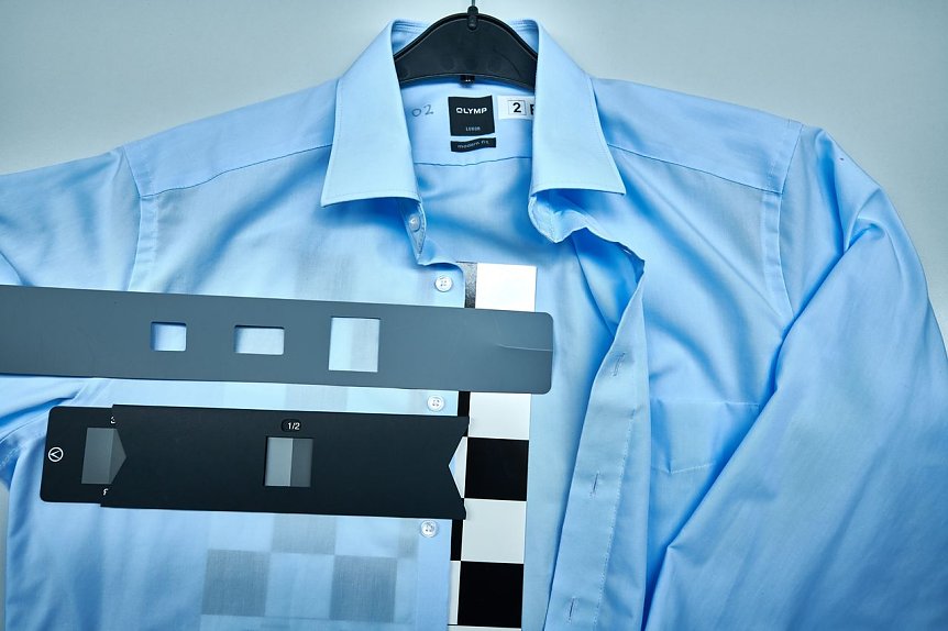 Bild: Das Schach&shy;brett zeigt, wie blick&shy;dicht ein Hemd ist.