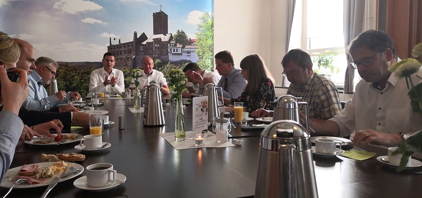Bild: Diskussion mit Fr&uuml;hst&uuml;ck